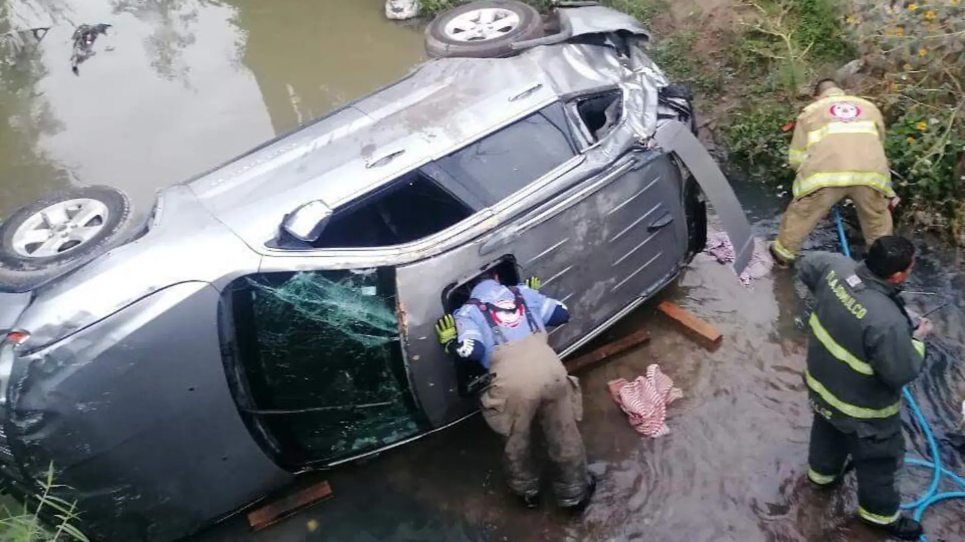 Vehículo cayó a un canal